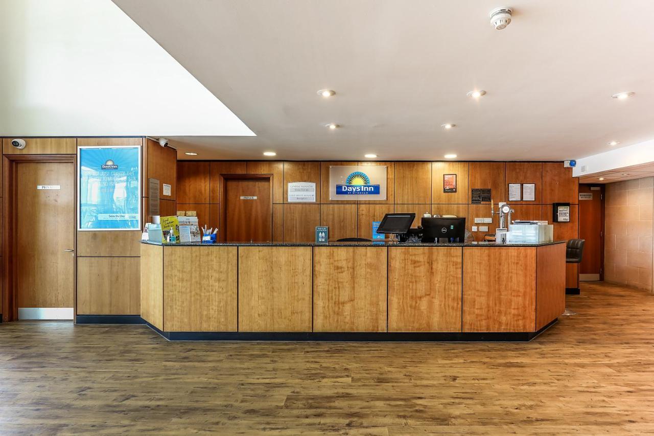 Days Inn Peterborough Exterior foto