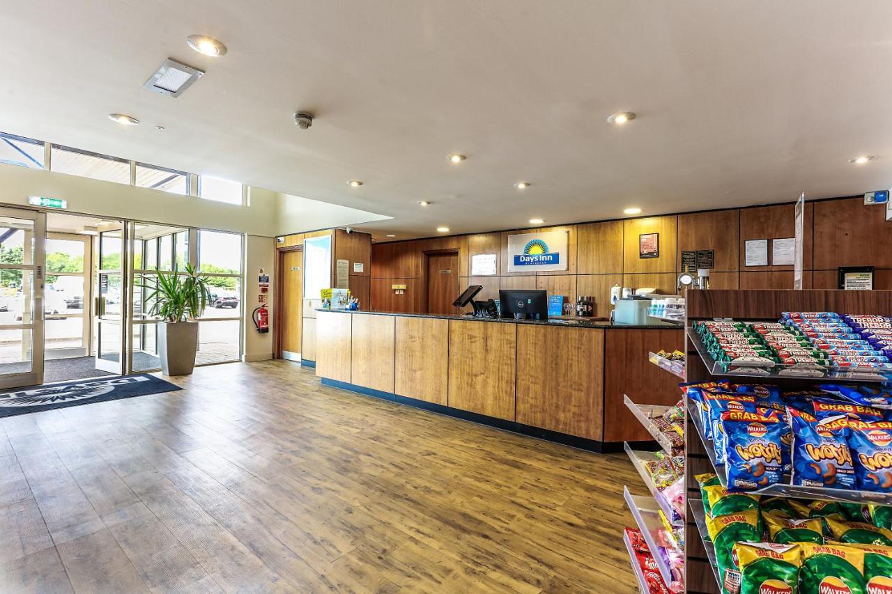 Days Inn Peterborough Exterior foto